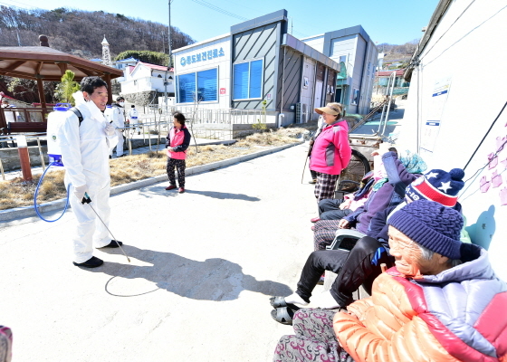 NSP통신-11일 민관합동 방역팀과 풍도·육도를 방문한 윤화섭 안산시장이 지역 주민들과 인사하고 있다. (안산시)