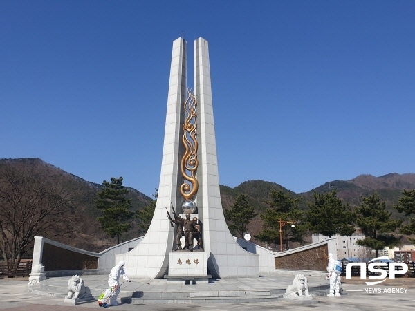 NSP통신-영양군은 코로나19 확산 방지를 위해 12일 야외 다중이용시설인 영양호국공원 주변 환경정비 및 일제 방역 소독 실시에 나섰다. (영양군)