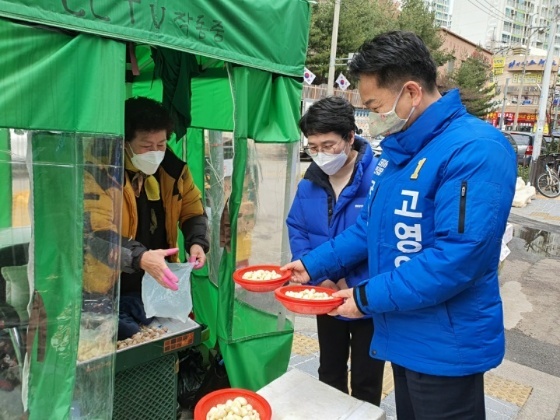 NSP통신-고영인 후보가 배우자와 함께 시장과 상가를 돌며 상인들과 대화를 나누며 시장 장보기를 하고 있다. (고영인예비후보 캠프)