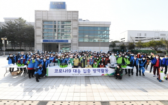 NSP통신-12일 코로나19 민·관·군 합동방역단 200여 명이 기념촬영을 하는 모습. (오산시)