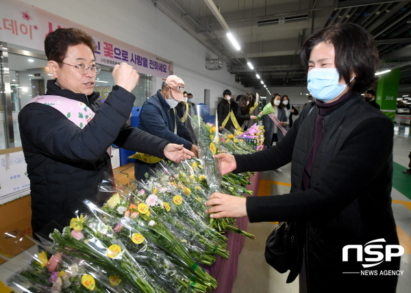 NSP통신-경상북도는 13일 출근시간 도청 현관 앞에서 방문객과 직원에게 꽃을 나누어 주는 꽃 소비촉진 행사를 가졌다. (경상북도)