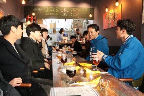 NSP통신-15일 이탄희 더불어민주당 용인시(정) 국회의원 후보가 용인청년공동체연합과 정책협약식 가운데 청년들의 다양한 의견을 수렴하고 본질적인 해법을 모색하는 시간을 가졌다. (이탄희 후보 캠프)