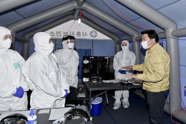 NSP통신-임병택 시흥시장이 시흥 안심카 선별진료소를 찾아 시스템을 점검하고 의료진과 관계자들을 격려하고 있다. (시흥시)