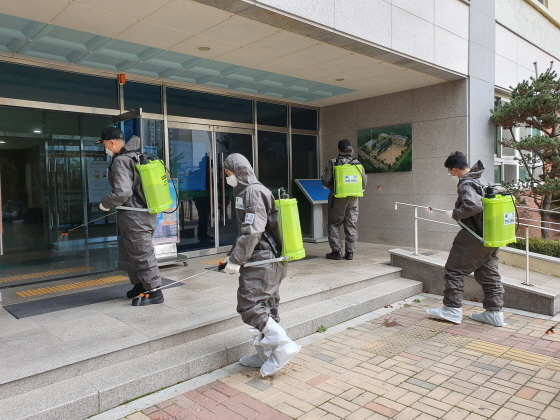 NSP통신-김포시가 코로나19로 개학이 연기된 학교에서 방역 소독을 하고 있다. (김포시)