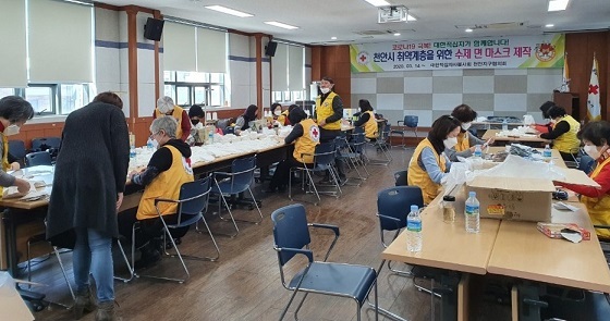 NSP통신-▲천안시가 지역 자원봉사자들이 직접 제작한 방역마스크를 취약계층에게 배부하기로 했다. (천안시)