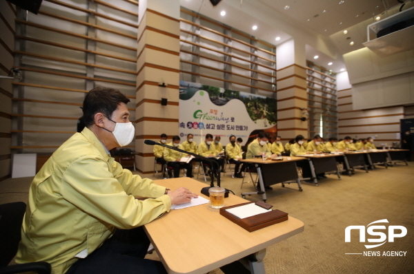 NSP통신-포항시는 코로나19 가 장기화, 글로벌화 등 확산세를 보이고 있는 것과 관련해서 17일 코로나19 피해 극복을 위한 지역경제 긴급 안정대책회의를 열고 취약계층에 대한 생계비 지원 등 서민생활 안정대책 마련에 총력을 기울이기로 했다. (포항시)