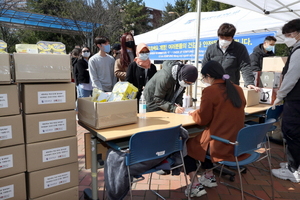 [NSP PHOTO]계명대, 외국인 유학생과 기초수급 학생들 생필품 나눠줘