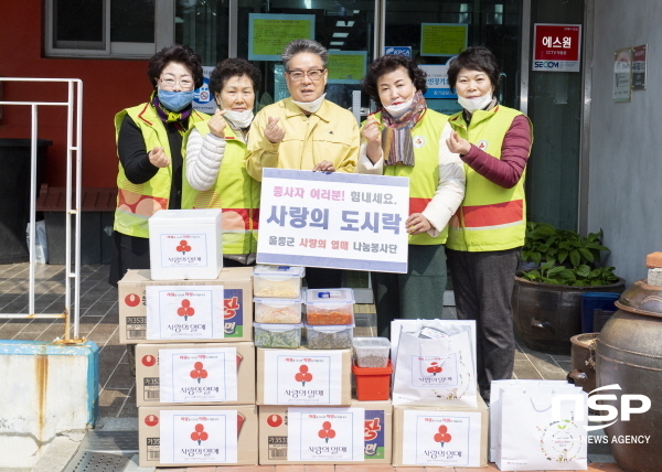 NSP통신-지난 17일 예방적 코호트 격리에 들어간 송담실버타운, 송담양로원에 사랑의 열매 나눔 봉사단이 도시락을 전달했다. (울릉군)