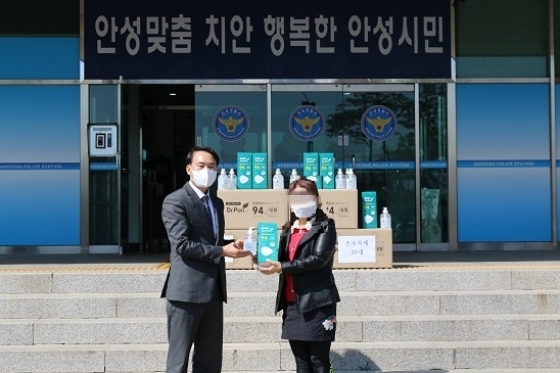 NSP통신-김운근 보안자문협의회장이 북한이탈주민에게 방역물품을 전달하고 있다. (안성경찰서)