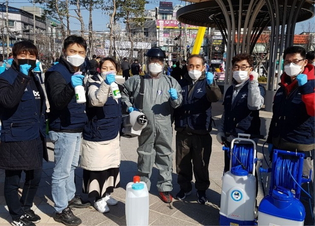 NSP통신-오산시 시설관리공단 관계자들이 방역활동 후 기념촬영을 하는 모습. (오산시)