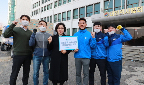 NSP통신-대한의사협회에 포카리스웨트 이온워터 1만개를 전달했다 (동아오츠카 제공)