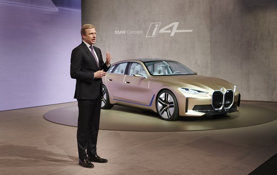 NSP통신-BMW 그룹 올리버 집세(Oliver Zipse) 회장이 BMW i4 콘셉트 앞에서 2019년 실적 및 미래 전략을 발표하고 있다. (BMW 코리아)
