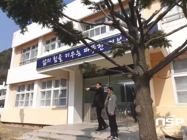 NSP통신-지난 17일 최영택 교육장이 폐지학교 점검을 하고있다. (울릉교육지원청)