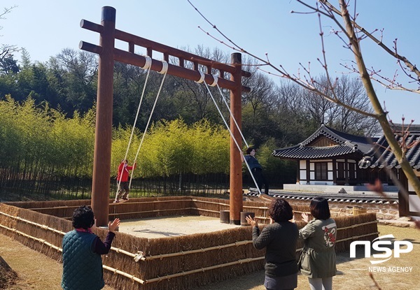 NSP통신-담양군이 죽녹원 내에 조성한 전통그네. (담양군)