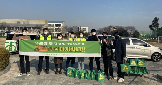 NSP통신-남문통닭 관계자와 수원시 공직자들이 도시락 전달 후 기념촬영을 하고 있다. (수원시)