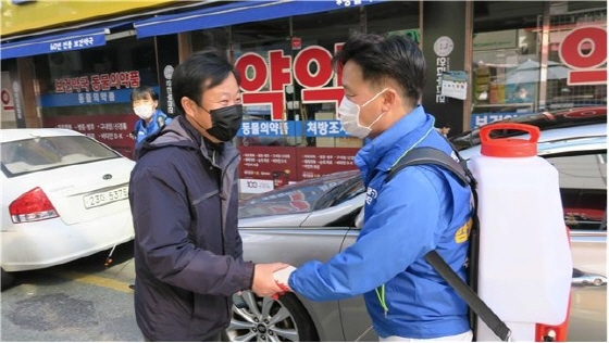 NSP통신-23일 한 시민이 방역을 하고 있는 김영진 더불어민주당 수원병 국회의원을 격려 하고 있다.