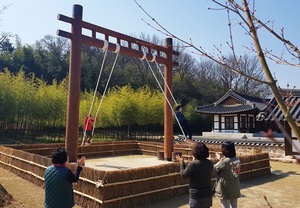 [NSP PHOTO]담양군, 죽녹원 잔디광장에 조성 전통그네 인기몰이