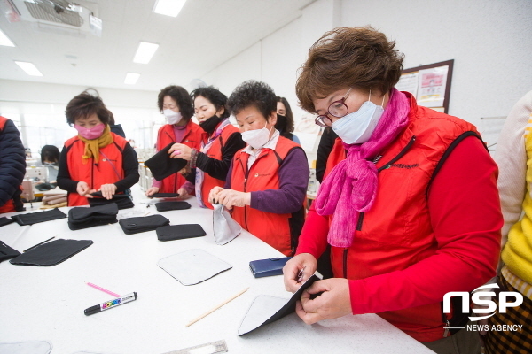 NSP통신-구미시에서는 코로나 19 예방, 확산방지를 위한 경북형 마스크 제작 및 보급을 위해 지난 17일부터 평생교육원 강의실에서 평생학습동아리 3팀, 구미시자원봉사센터, 구미시행복도우미 등 100여명이 2만매를 목표로 제작하고 있다. (구미시)