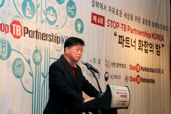 NSP통신-STOP-TB 파트너십 한국 위원장을 맡고 있는 김명연 국회의원의 지난해 11월 제6회 STOP-TB 파트너십 화합의 밤 환영사 발표 모습. (의원실)