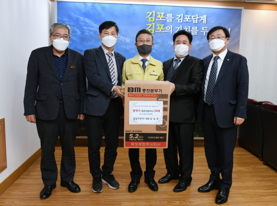 NSP통신-24일 삼창기연이 540만원 상당의 방역물품을 김포시에 기부한 가운데 정하영 김포시장(가운데)을 비롯한 관계자들이 기념촬영을 하고 있다. (김포시)