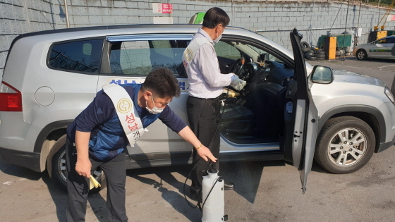 NSP통신-성남시 개인택시 조합원들이 갈현동 LPG 충전소를 찾은 택시를 소독하고 있다. (성남시)