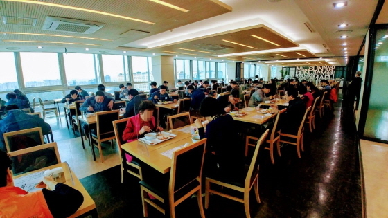 NSP통신-수원시 공직자들이 투명 칸막이가 설치된 구내식당에서 식사하고 있다. (수원시)