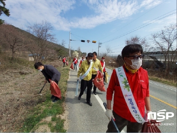 NSP통신-구미시는 봄철 도로변 및 영농폐기물 적치·산림연접 지역 산불 위험요인 제거를 위해 시장 긴급 지시사항 으로 지난 19일부터 25일까지 쓰레기를 일제 정비했다 (구미시)