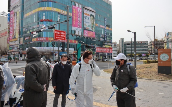 NSP통신-김명연 후보, 충북도민회와 안산시 선부광장 일대에서 방역활동 전개. (의원실)