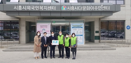 NSP통신-최근 여의도순복음교회 시화 성전 다문화 행복드림이 시흥시외국인복지센터에 코로나 19 위기 대응을 위한 의료용 마스크와 컵라면을 후원했다. (시흥시)