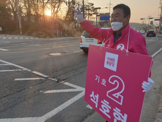 NSP통신-석호현 미래통합당 화성병 국회의원 후보가 아침인사를 하고 있다. (석호현후보사무소)