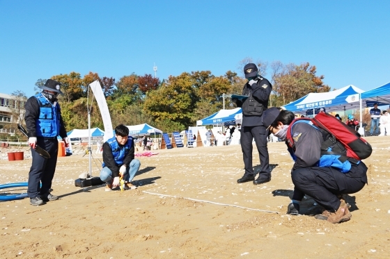 NSP통신-평택해양경찰서가 주관한 해안방제 합동 훈련에서 해안가 오염상황을 평가하고 있는 모습. (평택해양경찰서)