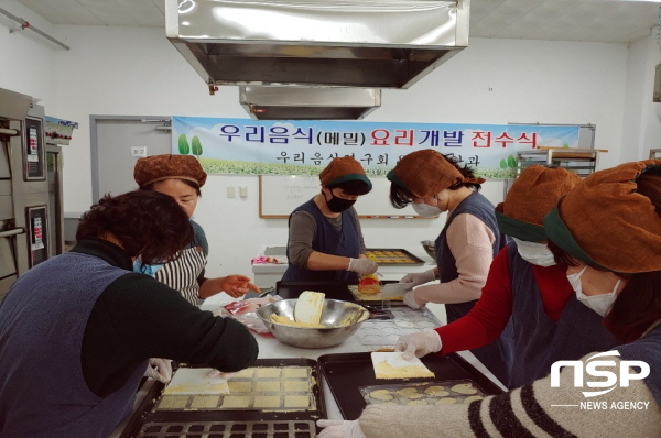 NSP통신-포항시농업기술센터가 육성하고 있는 우리음식연구회는 2019년 과제교육을 통해 개발된 우리쌀 곡물전병 을 남구 대송면에 위치한 연담한과에 기술을 전수했다. (포항시)