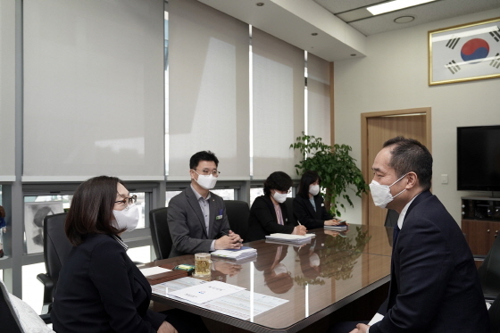 NSP통신-30일 성남시청 시장 집무실에서 은수미 성남시장(앞줄 왼쪽)이 김태형 교수와 스마트시티 대표 도시로의 도약을 위한 논의를 하고 있다. (성남시)