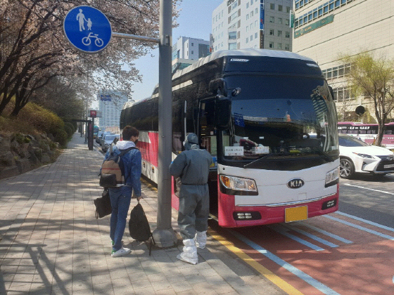 NSP통신-성남시가 전세버스를 이용해 해외입국자들을 자체 특별 수송하는 모습. (성남시)