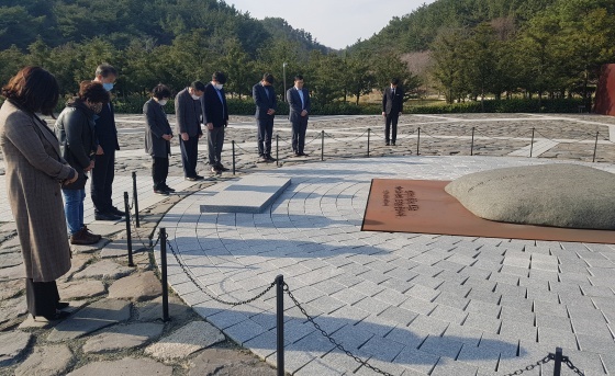 NSP통신-김현 더불어민주당 사무부총장이 캠프 관계자들과 함께 경남 김해 봉하마을을 방문해 노무현 대통령 묘역을 참배하고 있다. (김현 사무부총장실)