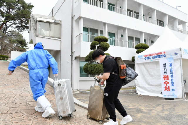 NSP통신-해외 입국자가 임시생활시설로 입소하고 있는 모습. (수원시)