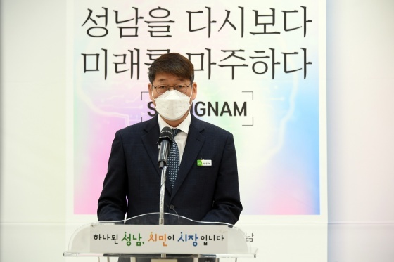 NSP통신-전동억 아시아실리콘밸리담당관이 아시아실리콘밸리 성남 프로젝트 추진 방향에 대해 시정 브리핑을 하고 있다. (성남시)