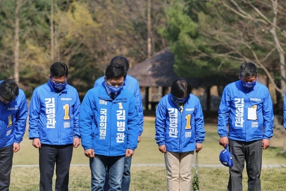 NSP통신-김병관 국회의원 후보가 율동공원 내 3.1 만세운동 기념탑을 찾아 참배하고 있다 . (의원실)