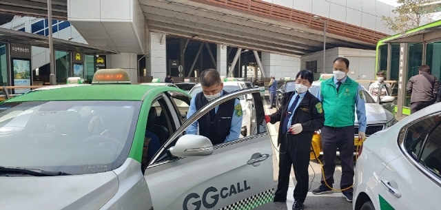 NSP통신-오산시 새마을교통봉사대오산지대가 택시 방역을 하는 모습. (오산시)