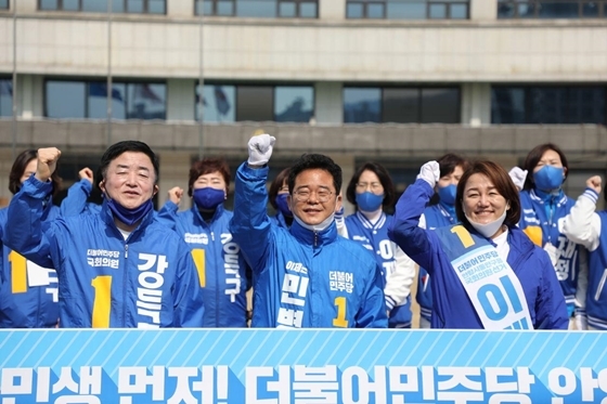 NSP통신-이재정·강득구·민병덕 더불어민주당 경기 안양시 3개 선거구 후보들이 2일 안양시청 앞에서 기자회견을 열고 대표 공약 공동 실천을 다짐하고 있다. (이재정 의원실)