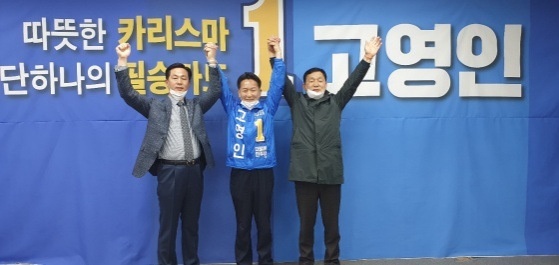 NSP통신-고영인 더불어민주당 안산단원갑 국회의원 후보는 2일 김철민(더민주당,안산상록을) 국회의원 후보와 선영배 안산시 호남향우회장과 환담했다. 사진은 기념촬영. (고영인 후보 캠프)