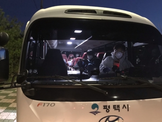 NSP통신-경기 화성 거점 정류장인 이동 대기소에서 해외입국자들을 수송하고 있는 평택시 관용버스. (평택시)