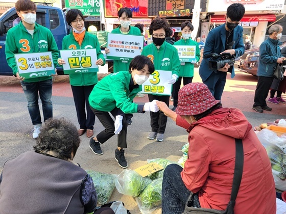 NSP통신-김정화 민새당 선대위원장이 재래시장을 방문하고 있다. (민생당)