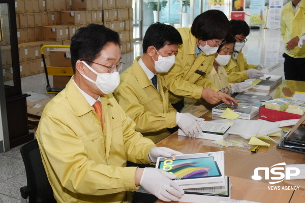 NSP통신-경상북도교육청은 오는 9일부터 학교급·학년별 순차적 온라인 개학에 따른 정보소외계층 학생의 학습권 보장을 위해 스마트 기기와 인터넷 설치 등 원격수업을 위한 인프라를 지원한다고 6일 밝혔다. (경상북도교육청)