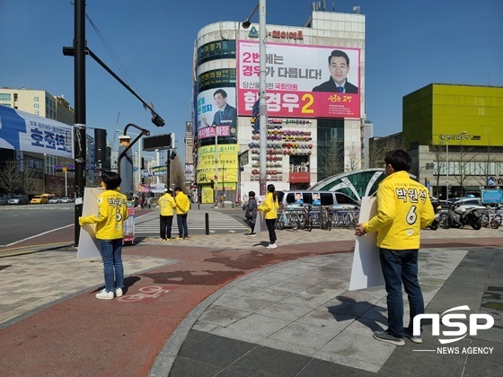 NSP통신-박원석 정의당 고양시을 국회의원 후보가 고양시 일산동구 백석역 사거리에서 텔레그램 n번방 가담자 처벌과 원포인트 국회 개최를 촉구하는 침묵 선거운동을 진행 중이다. (강은태 기자)