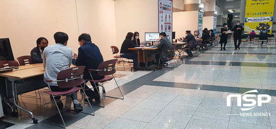 NSP통신-7일 시민들이 1층 로비에서 공직자들과 상담 및 민원업무를 보고 있다. (조현철 기자)