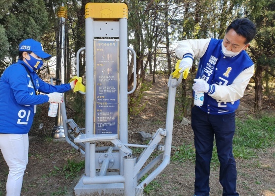 NSP통신-7일 고영인 국회의원 후보(오른쪽)가 세계 보건의 날을 맞아 와동체육공원에서 방역활동을 전개하고 있다. (고영인 후보 캠프)