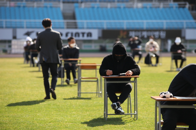 NSP통신-안산도시공사 야외 필기시험 모습. (안산도시공사)