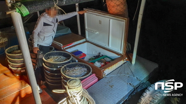 NSP통신-정박중인 어선의 냉장고를 뒤지던 절도사범이 여수해경에 검거됐다. (여수해경)
