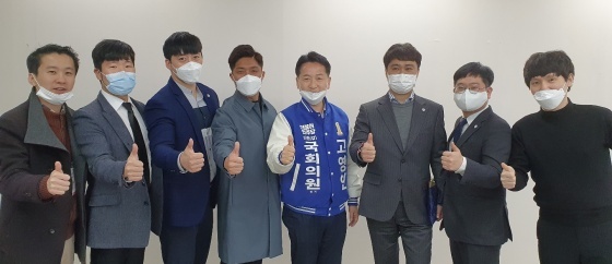 NSP통신-8일 고영인 후보(오른쪽 네번째)가 안산의 청년 모임인 안산청단과의 대화에서 청년케어센터 설립 추진 공약을 제시한 가운데 함께 기념촬영을 하고 있다. (고영인 후보 캠프)